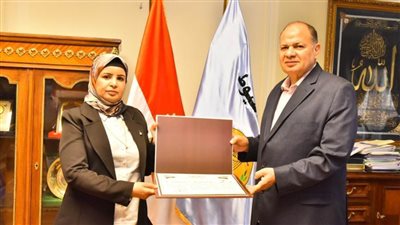 محافظ أسيوط يكرم المهندسة 