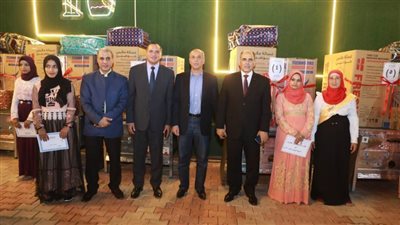 سكرتير عام سوهاج يشهد توزيع 27 جهاز عروس على الفتيات المقبلات على الزواج