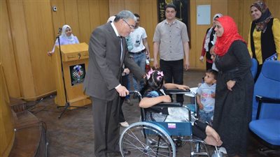محافظ المنيا يستجيب لطلبات المواطنين ويوفر كرسيا متحركا لطفل وسماعات لأربعة أشقاء