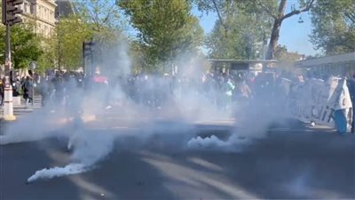 شاهد.. الشرطة الفرنسية تقمع بعنف احتجاجات ضد ماكرون ولوبان