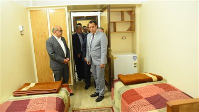 رئيس جامعة أسيوط يفتتح مبنى جديدًا للإسكان الفاخر