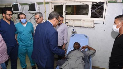 رئيس جامعة سوهاج يطمئن على مصابي حادث انقلاب أتوبيس الطريق الصحراوي الشرقي 