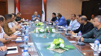 محافظ سوهاج يعقد اجتماعًا تنسيقيًا لبحث آليات البدء في رصف 9 طرق رئيسية