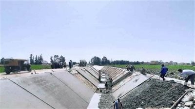 بتكلفة 10 ملايين جنيه.. أعمال تأهيل وتبطين ترعة بحر مشتول بكفر صقر بالشرقية 