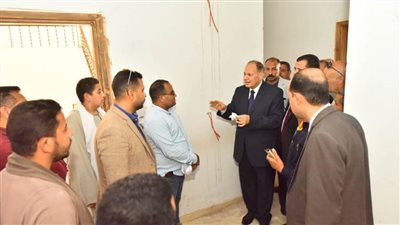 محافظ أسيوط يتفقد بعض المنشآت الحكومية بقرية بني عديات بمنفلوط