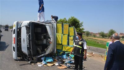  محافظ القليوبية يفاجئ بانقلاب سيارة في الطريق الزراعي بقها فنزل للاطمئنان على المصابين