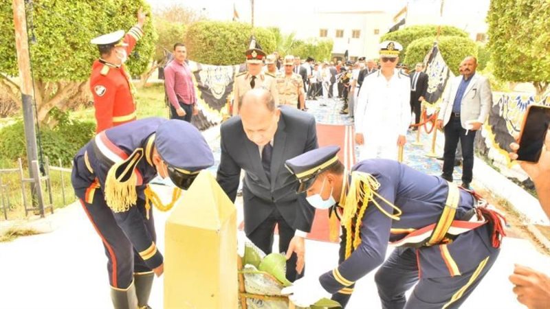 المحافظ يضع إكليل