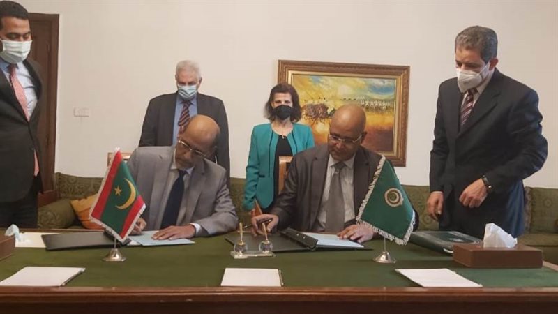 اثناء توقيع انضام