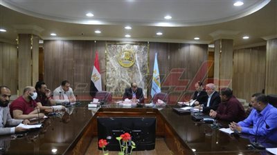 تطهير المجاري المائية ونقل المخلفات للمقالب العمومية بكفر الشيخ