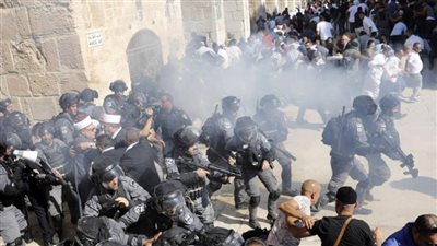 إصابة عشرات الفلسطينيين خلال اقتحام شرطة الاحتلال الإسرائيلي للحرم القدسي