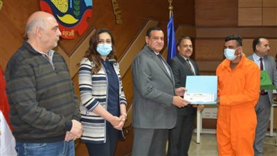 محافظ البحيرة يُكرم  ١٥٠ عامل نظافة بمدن ومراكز المحافظة