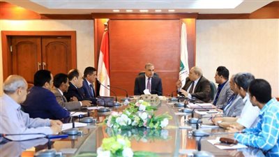 محافظ سوهاج يبحث إقامة معارض 