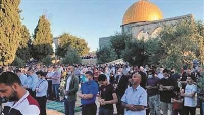 بأعداد استثنائية..الفلسطينيون يؤدون صلاة 