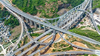  بعد أربع سنوات من العمل.. الصين تفتتح طريق الجبال العجيب بطول 70 كيلو تقريبا