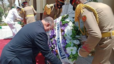 إكليل زهور على مقابر الشهداء 