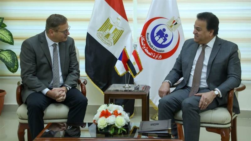 وزير الصحة وسفير