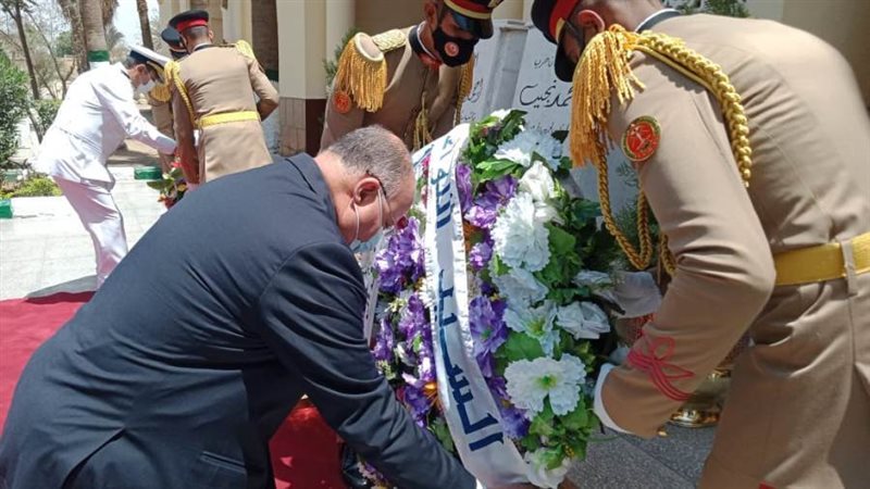 وضع إكليل الزهور