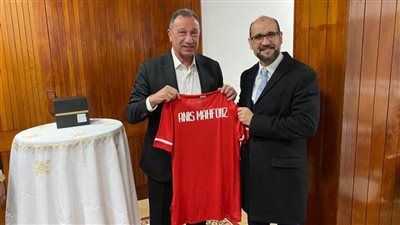 الخطيب يهدي درع وعلم النادي لرئيس الرجاء.. ويشكر الأشقاء المغاربة