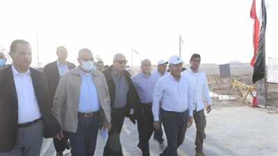 وزير النقل يتفقد مشروع تطوير ميناء السخنة ويتابع إنشاء الأحواض الجديدة