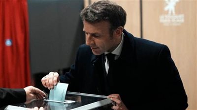 مرشحو الانتخابات الرئاسية في فرنسا يدلون بأصواتهم في جولة الإعادة