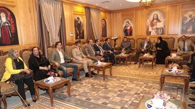 محافظ بني سويف يزور الكنائس والأديرة لتهنئة المسيحيين بعيد القيامة 