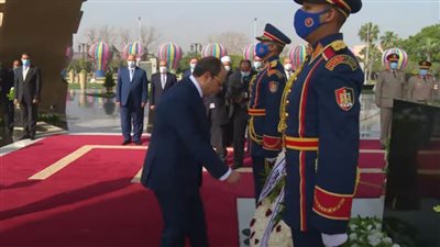 الرئيس السيسي يضع إكليلًا من الزهور على النصب التذكاري لشهداء القوات المسلحة