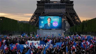 أنصار ماكرون يحتفلون تحت برج إيفل ابتهاجًا بفوز مرشحهم 