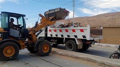 تكثيف حملات نظافة وتجميل وصيانة أعمدة الإنارة بالمراكز والقرى بأسيوط تزامناً مع حلول  الأعياد