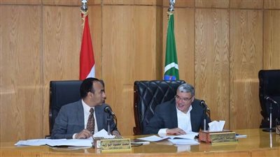 محافظ المنيا يناقش معدلات تنفيذ المشروعات الخاصة بالمبادرة الرئاسية 
