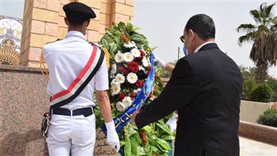 وضع إكليل الزهور على النصب التذكاري للجندي المجهول بالعريش