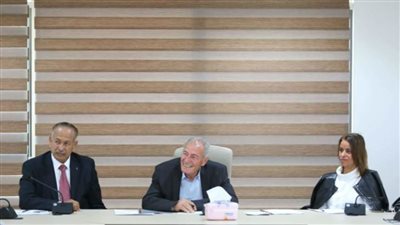 الدكتور حسن مصطفى يجتمع مع لجنة إدارة 