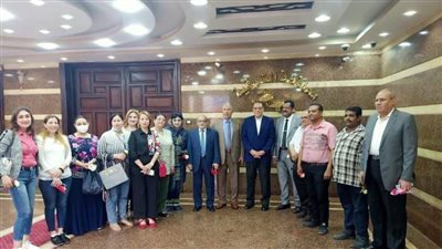 محافظ الشرقية يهدي العاملين المسيحيين بالديوان العام باقات من الورود