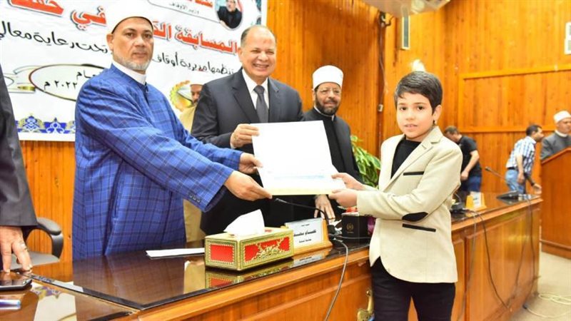 محافظ أسيوط يكرم