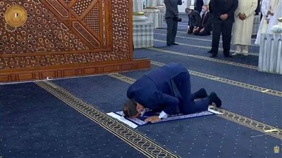 بالصلاة من داخل المسجد.. الرئيس السيسي يستهل افتتاح أعمال تجديد الحسين