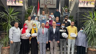 رئيس جامعة الزقازيق يسلم 25 سماعة طبية للطلاب ذوي الهمم