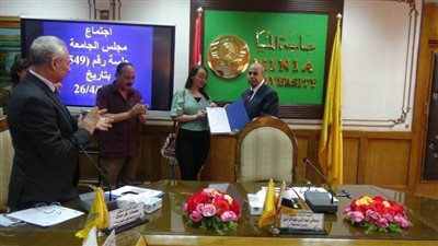 مجلس جامعة المنيا يكرّم أول معيدة بالجامعة من ذوي الهمم 