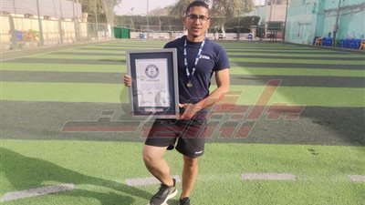بعد كسره الرقم العالمي.. مدرب كرة قدم بالمنيا يدخل موسوعة جينيس في مهارات الكرة 