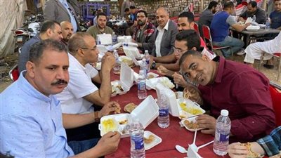 قرية منياوية تنظم مائدة إفطار لـ 2000 صائم 