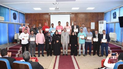 رئيس جامعة سوهاج يكرّم ٢٩٢ موظفًا بالجهاز الإداري