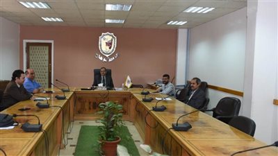 رئيس جامعة سوهاج يجتمع مع أعضاء اللجنة المكلفة باختيار الفرق المرشحة للاحتضان