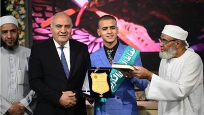 محافظ قنا يكرم 70 من حفظة القرآن الكريم بفرشوط