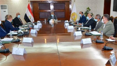 وزير التنمية المحلية يتابع مع القيادات استعدادات عيد الفطر وتوافر السلع بالأسواق