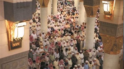 جموع المصلين بالمسجد الحرام يؤدون آخر صلاة جمعة بشهر رمضان المبارك