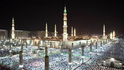 المصلون يشهدون ختم القرآن الكريم بالمسجد النبوي