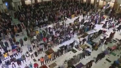 إقبال كبير من المصلين لصلاة آخر تراويح بالجامع الأزهر