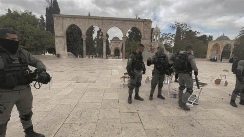 اصيب عشرات المعتكفين