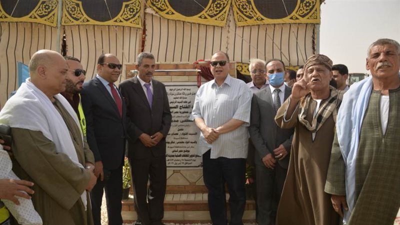 محافظ أسيوط يضع حجر