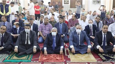 محافظ المنيا يؤدي صلاة عيد الفطر بمسجد الفولي