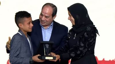 الرئيس السيسي يُكرم عددًا من أسر شهداء القوات المسلحة والشرطة والأطقم الطبية