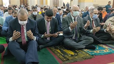 محافظ القليوبية ومدير الأمن يؤديان صلاة عيد الفطر بمسجد ناصر ببنها
